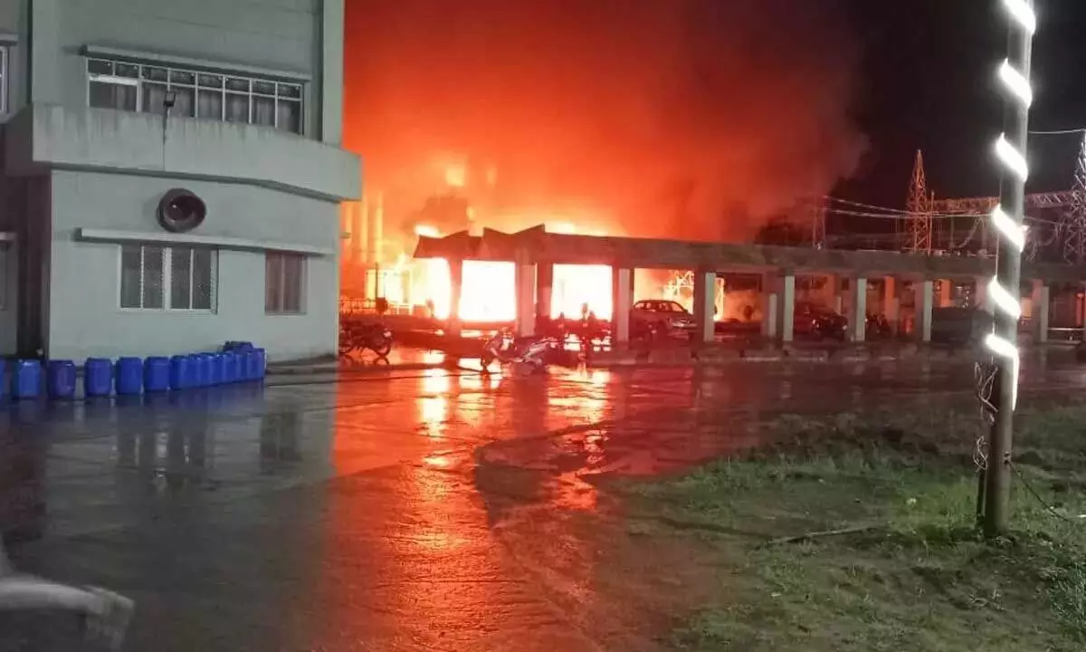 Manuguru : भद्राद्री थर्मल पावर स्टेशन में बिजली गिरने से ट्रांसफार्मर में लगी भीषण आग