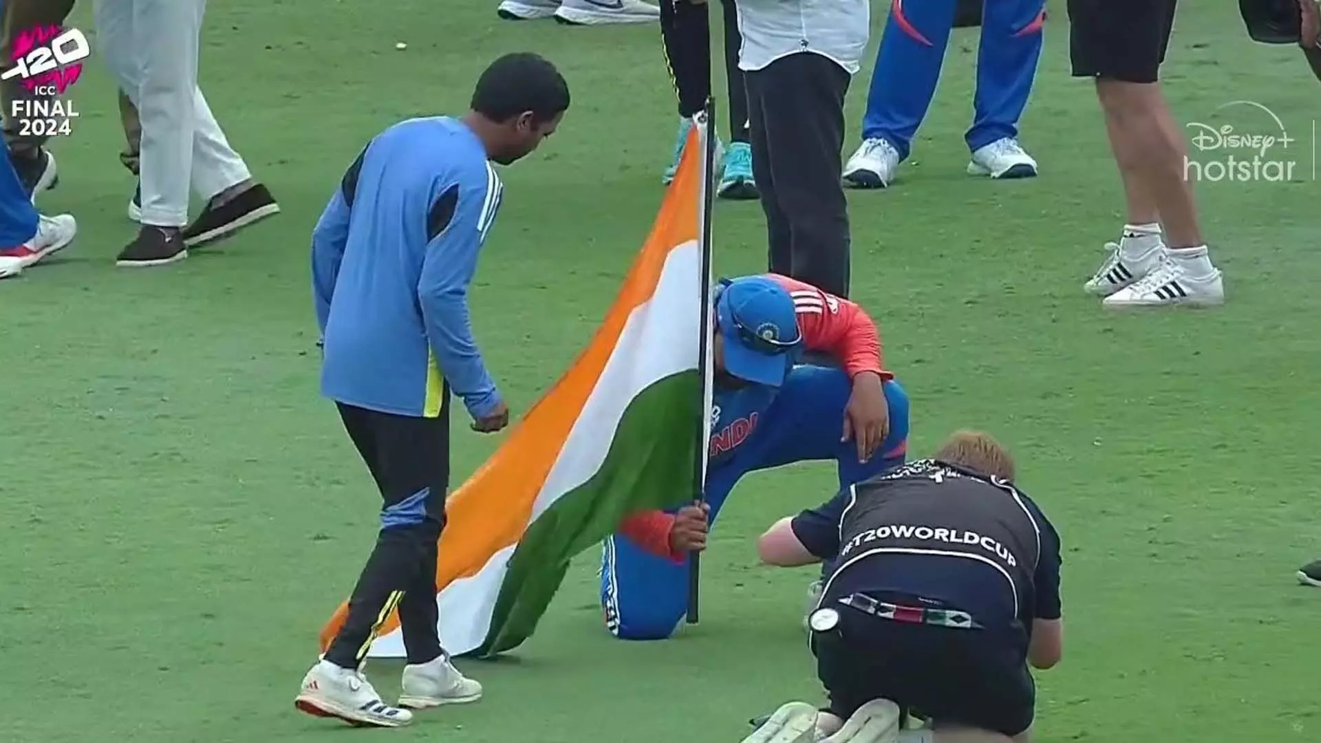 T20 World Cup: रोहित शर्मा ने जीत के बाद मैदान पर गड़ाया भारतीय झंडा, देखें वीडियो..