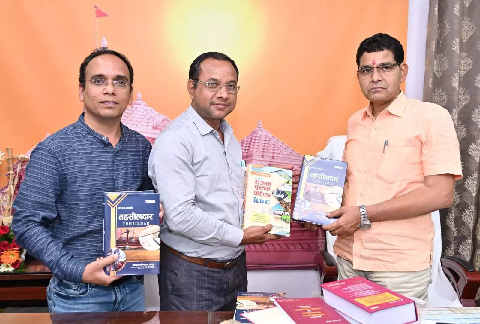 Revenue मंत्री टंक राम वर्मा ने तहसीलदार और छत्तीसगढ़ राजस्व पुस्तक परिपत्र पुस्तकों का किया विमोचन