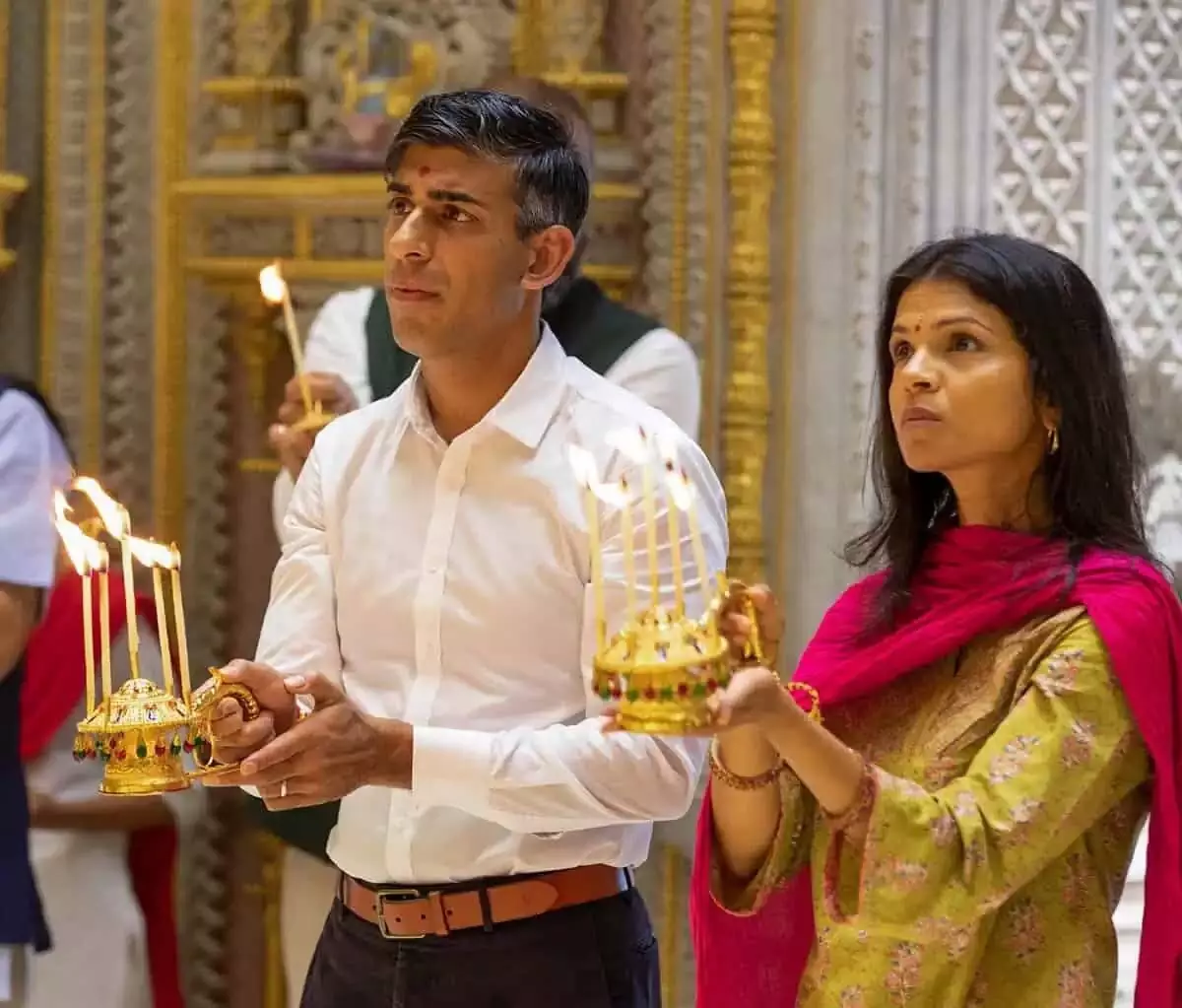 UK News: ऋषि सुनक और उनकी पत्नी ने लंदन के मंदिर में प्रार्थना की