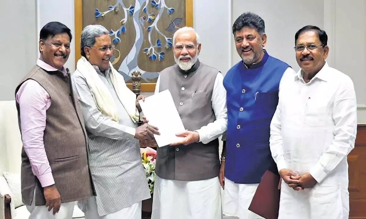 Karnataka News: सिद्धारमैया ने प्रधानमंत्री से मुलाकात की, कर्नाटक की लंबित परियोजनाओं को मंजूरी देने का आग्रह किया