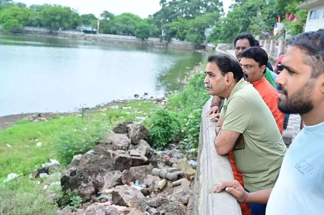 MLA राजेश मूणत ने कर्बला तालाब में चल रहे विकास कार्यों का किया निरीक्षण