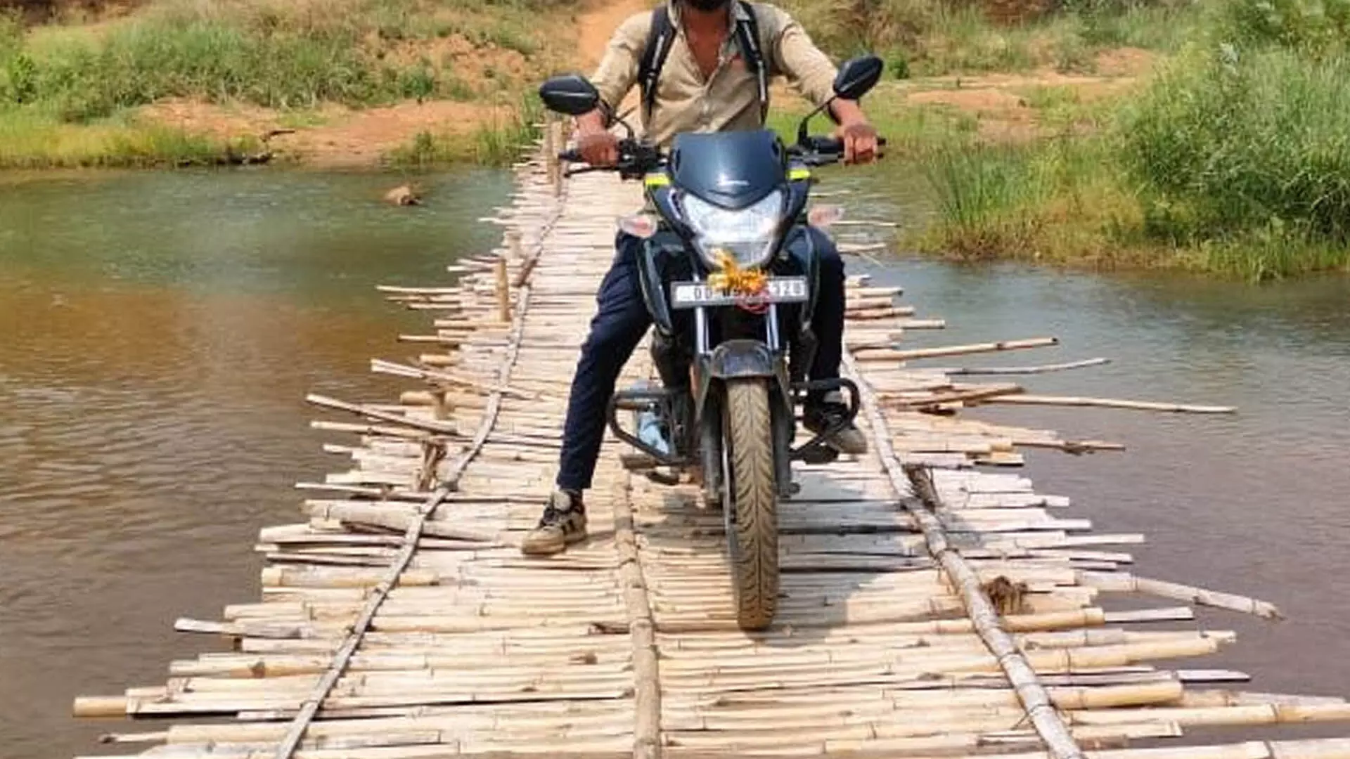 Odisha News: बैतरणी पर लकड़ी का पुल दो जिलों के लोगों को जोड़ रही