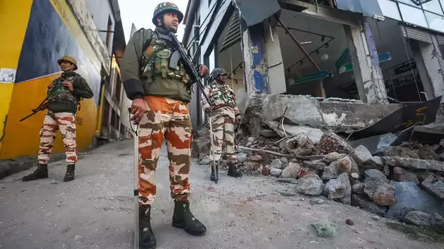 Jammu and Kashmir: भीड़ के हमले में 6 पुलिसकर्मियों समेत 8 लोग घायल