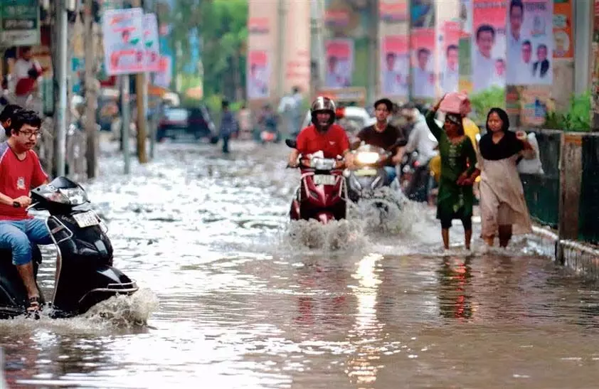Haryana : रोहतक की सड़कें बारिश से जलमग्न, नगर निगम के तैयारियों के दावे धरे के धरे