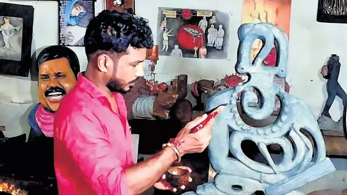 Kerala News: वेट्टम कलाकार ने अनूठी श्रद्धांजलि देते हुए मलयालम अक्षरों में एझुथचन की आकृति उकेरी