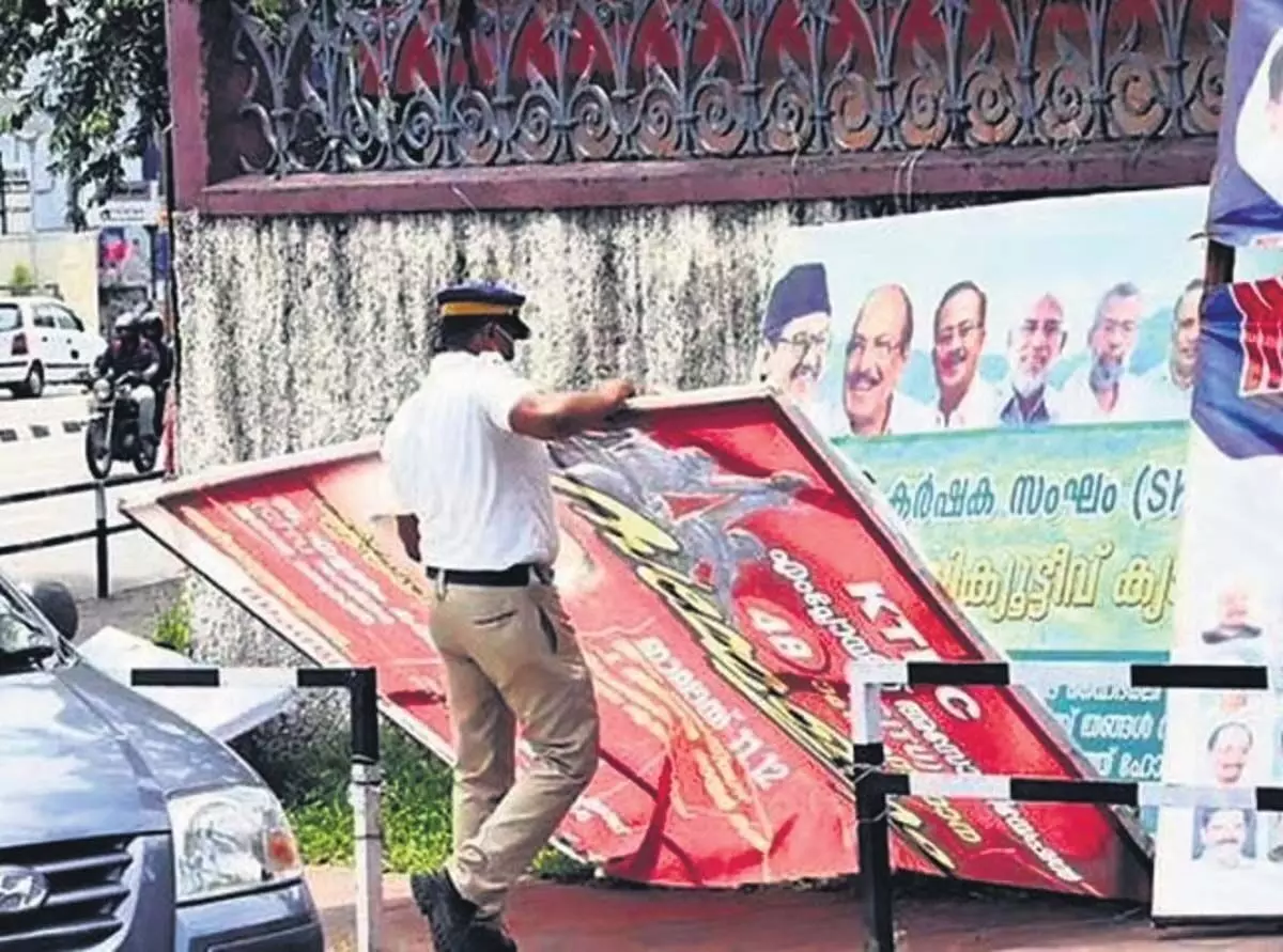 Kerala News: कोच्चि में अवैध फ्लेक्स बोर्डों पर कार्रवाई शुरू
