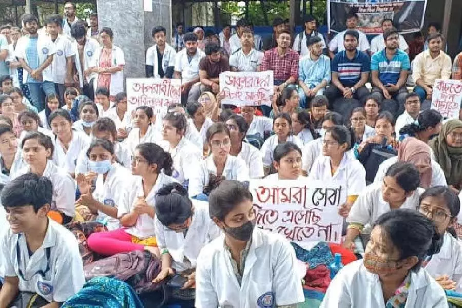 Bengal: रायगंज सरकारी मेडिकल कॉलेज एवं अस्पताल में जूनियर डॉक्टरों के धरने से ओपीडी प्रभावित