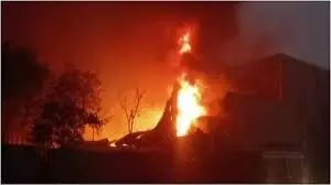 Gaziabad: संमति पैकेजिंग फैक्टरी में लगी आग रात भर धधकती रही