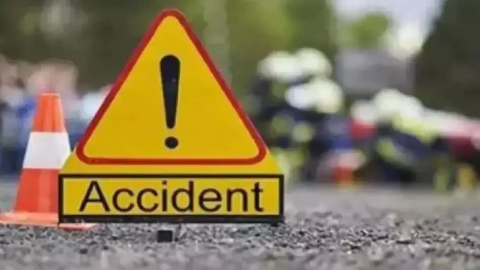 Accident: कार और बाइक में जोरदार टक्कर, 3 की दर्दनाक मौत