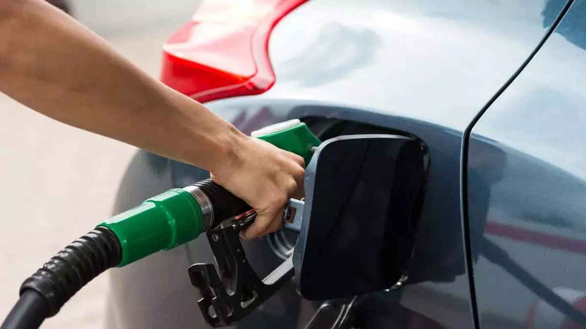 UP : यूपी ने नाबालिगों को पेट्रोल डीजल बेचने पर लगाई रोक