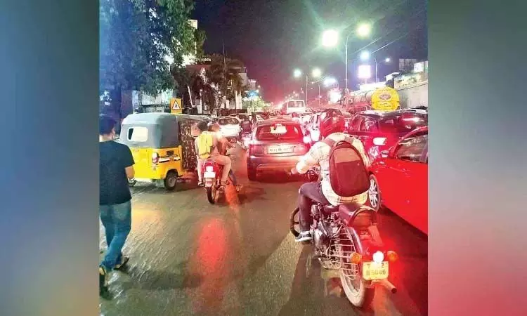 Citizen Connect: वेलाचेरी में सड़क पर अवैध पार्किंग के कारण यातायात बाधित