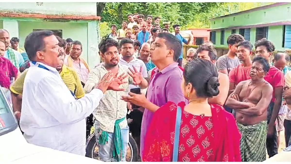 Odisha News: खनन माफिया के हमले में अधिकारी बाल-बाल बचे