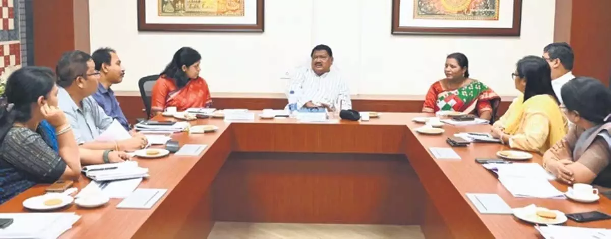 Odisha News: केंद्रीय मंत्री ओराम ने आदिवासी छात्रों के व्यावसायिक कौशल में सुधार का आह्वान किया