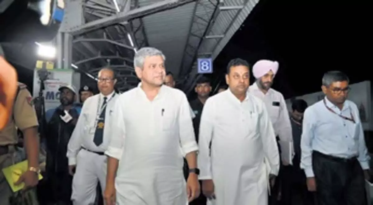 Odisha News: रेल मंत्री ने पुरी में रथ यात्रा व्यवस्था की समीक्षा की