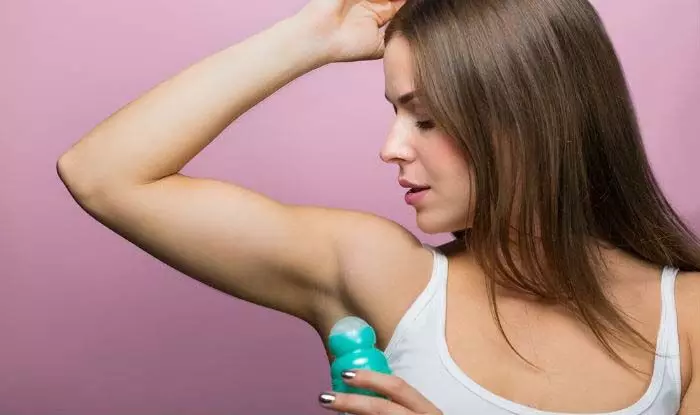 sweat smell: गर्मियों मे पसीने की बदबू को दूर करने के उपाय जाने