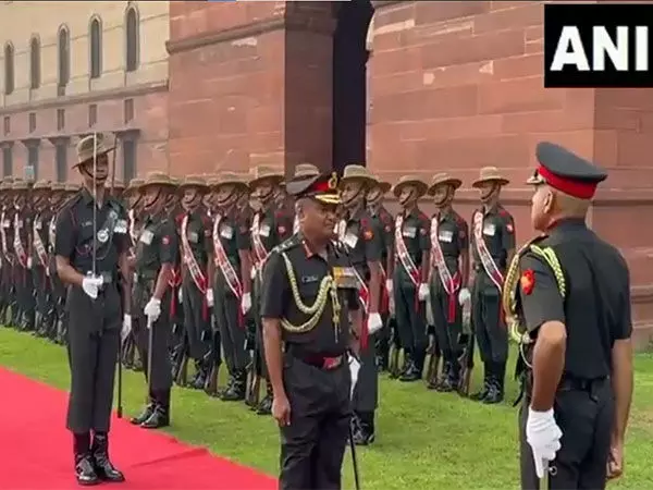 Outgoing Army Chief General मनोज पांडे को पद पर अंतिम दिन गार्ड ऑफ ऑनर दिया गया