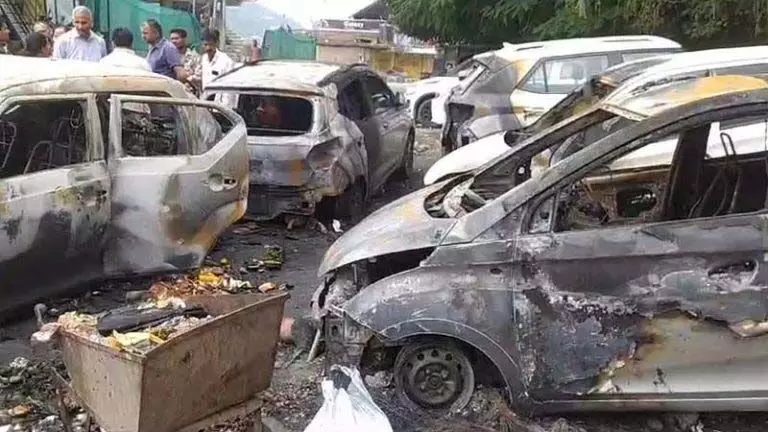Himachl Pradesh: सड़क किनारे पार्क 6 गाड़ियां जलकर राख