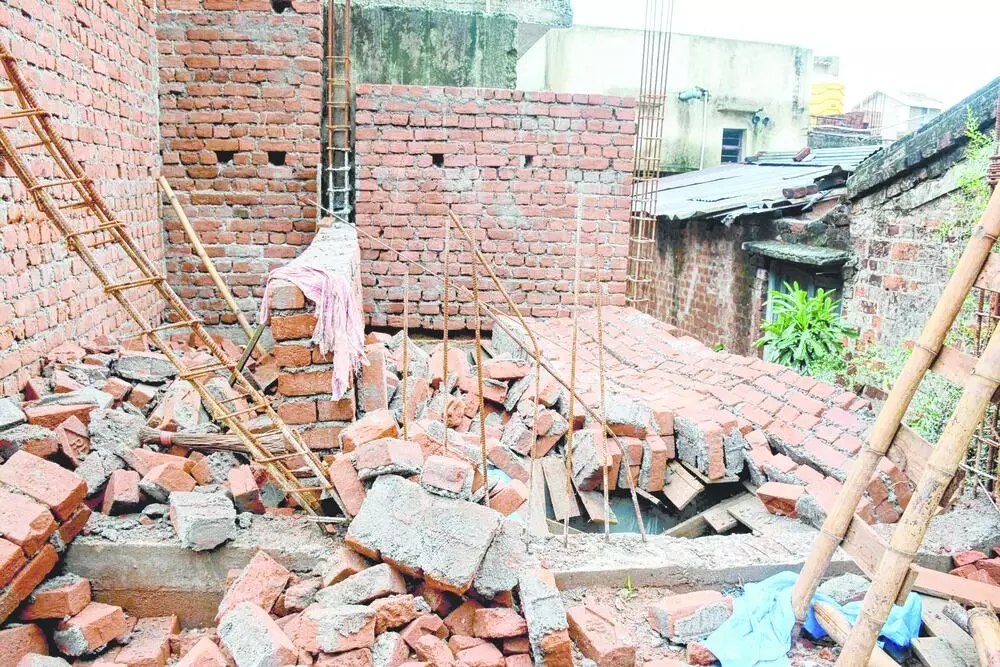 Jamshedpur : जर्जर क्वार्टर की दीवार गिरी, मलबे के नीचे दबकर युवक घायल