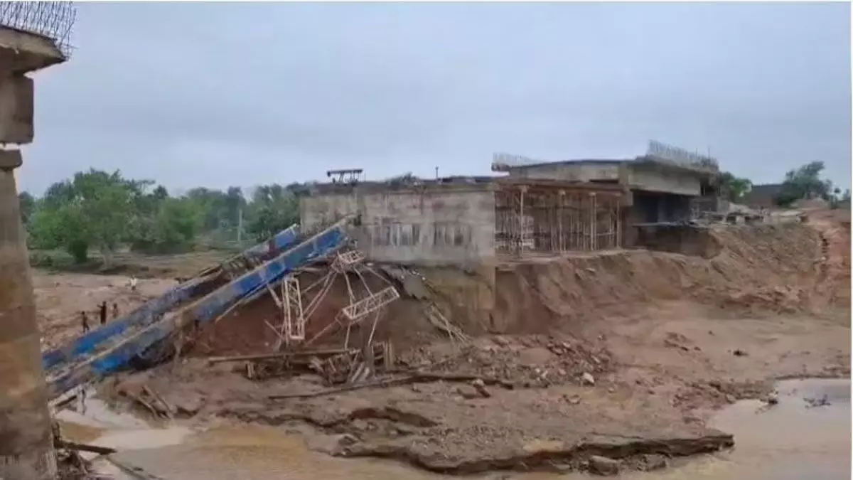 Jharkhand News: झारखंड में गिरा पुल बारिश में गिरिडीह में ध्वस्त हो गया ब्रिज