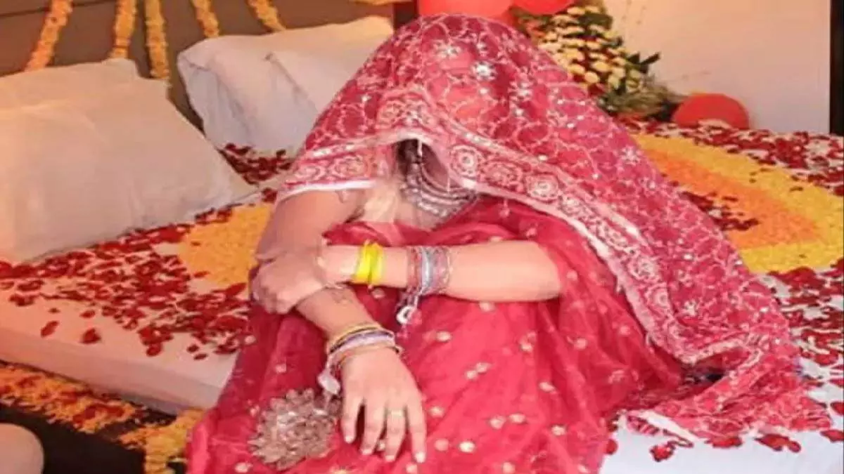 Uttar Pradesh News: पति बनाता बहाने, नहीं मनाई सुहागरात सुनाई आपबीती