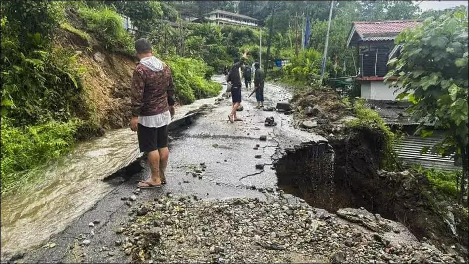 SIKKIM  : मंगन जिले में प्रमुख सड़क एजेंसियों को संचार व्यवस्था सुधारने का आदेश