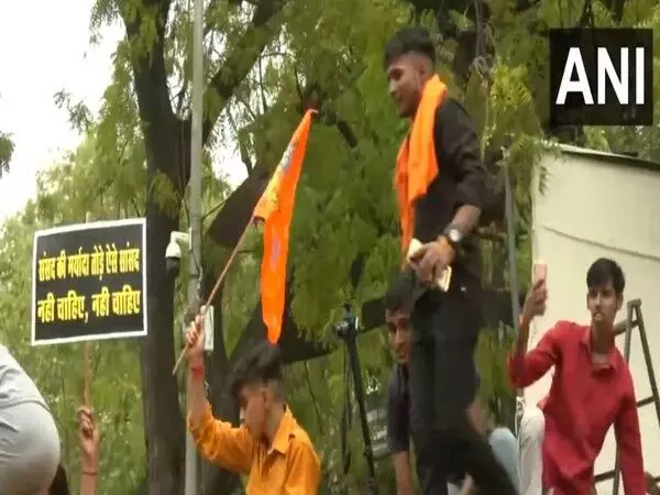 Vishwa Hindu Parishad और बजरंग दल के सदस्यों ने असदुद्दीन ओवैसी के इस बयान के खिलाफ प्रदर्शन किया
