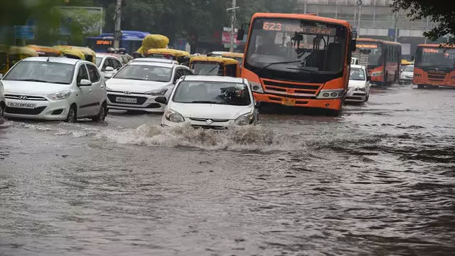Delhi News: दिल्ली में भारी बारिश का अनुमान