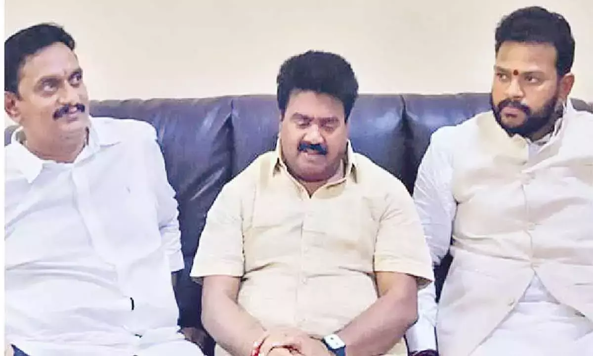 Andhra Pradesh: विधायक रवि कुमार द्वारा बंदूकधारी होने से इनकार करने पर खलबली मच गई