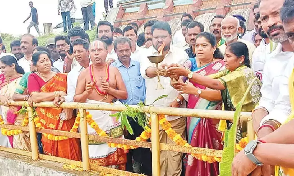 Andhra Pradesh: मंत्री संध्या रानी ने थोटापल्ली जलाशय से पानी छोड़ा