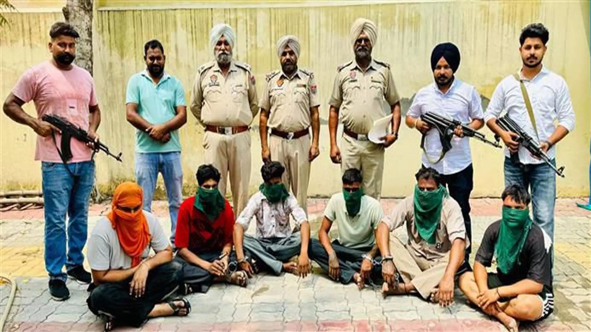 Amritsar पुलिस ने 1 किलो हेरोइन और 5 लाख के साथ 6 ड्रग तस्करों को गिरफ्तार किया