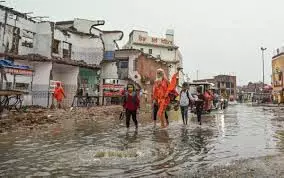 Uttar Pradesh:  UP, मे भारी बारिश के बाद मुरादाबाद में लोग नाव से आना जाना कर रहे