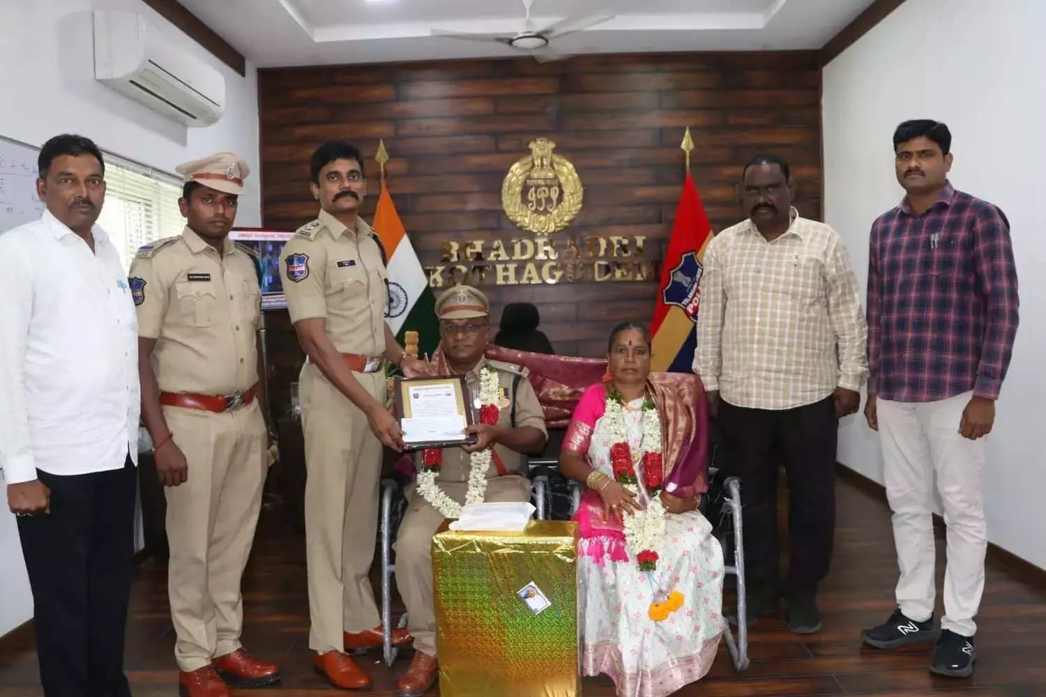 Telangana: भद्राद्री कोठागुडेम में जिला एसपी द्वारा सेवानिवृत्त पुलिस अधिकारियों को सम्मानित किया