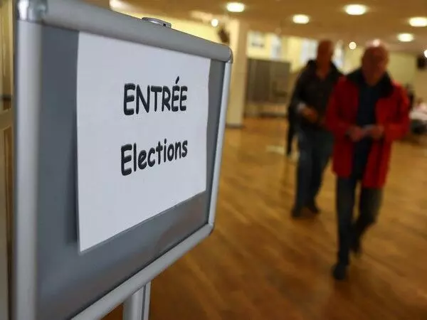 French में संसदीय चुनाव के पहले दौर के लिए मतदान