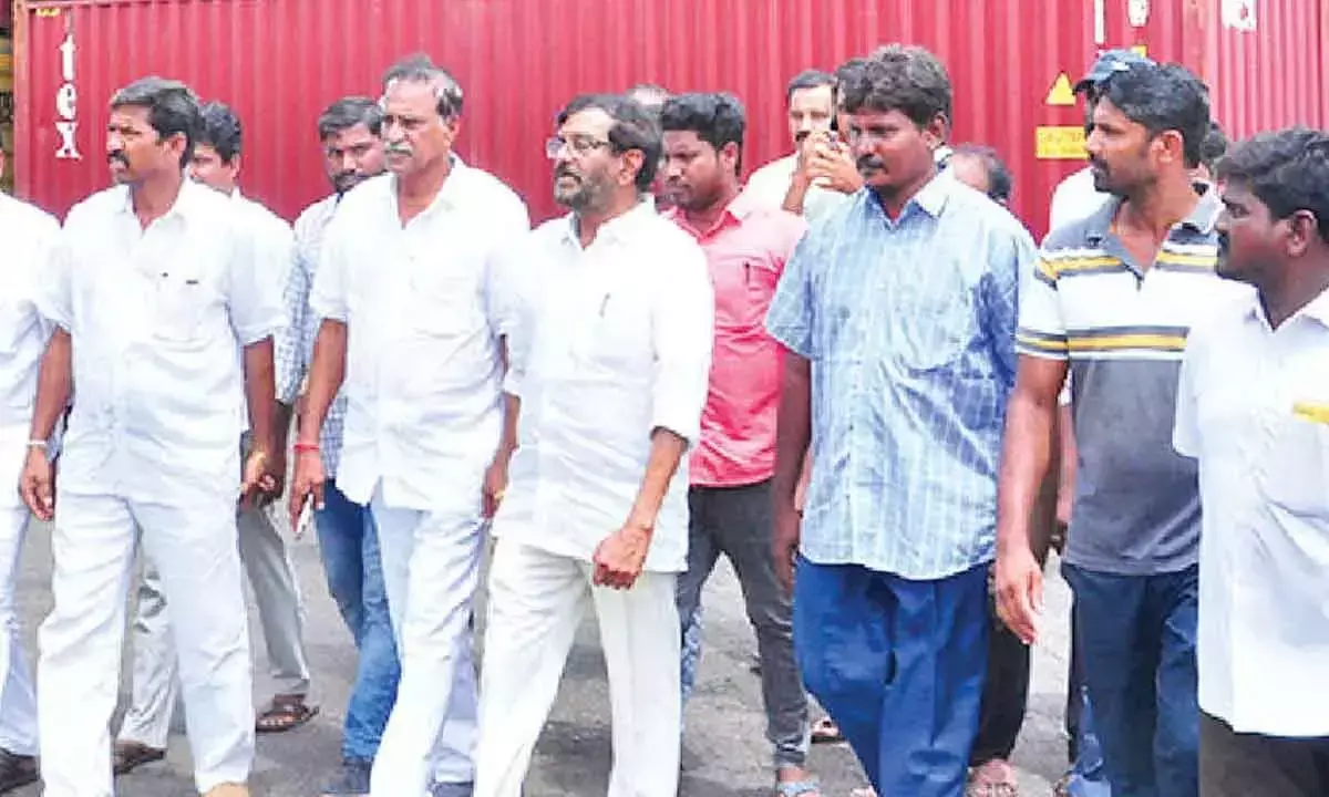 Andhra Pradesh: कंटेनर टर्मिनल के पुनरुद्धार के लिए अडानी के पैर छूने को तैयार: सोमिरेड्डी