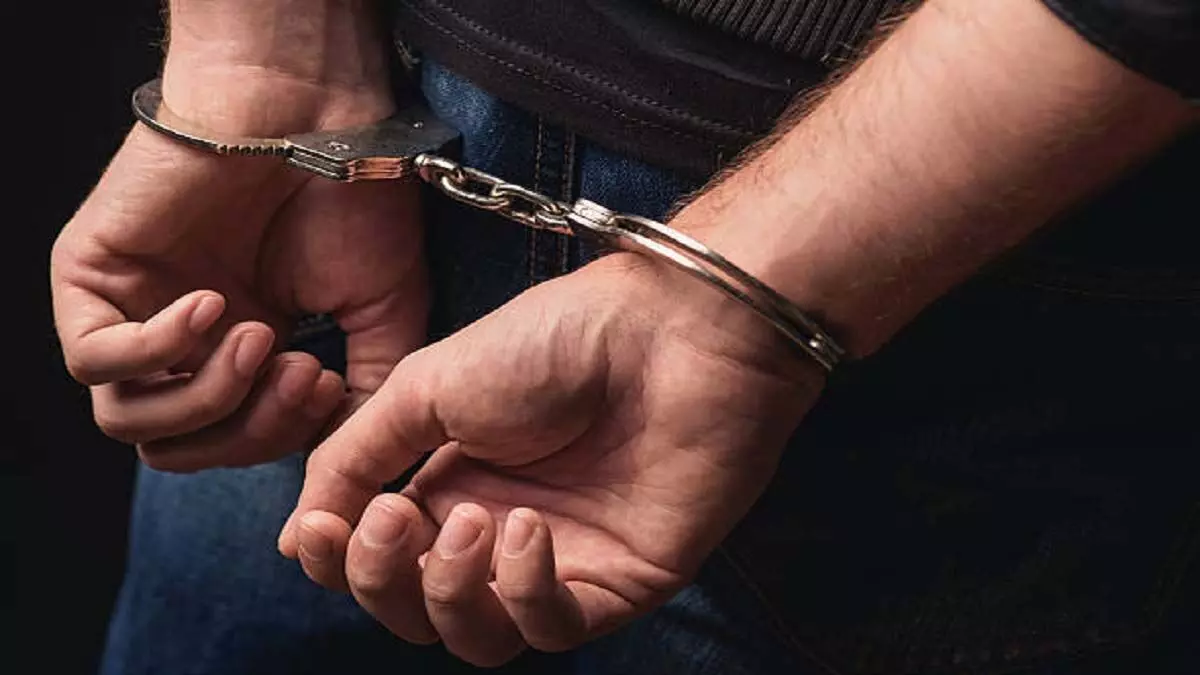 Deoria का इनामी गैंगस्टर गिरफ्तार, दर्ज है और भी 35 मामले