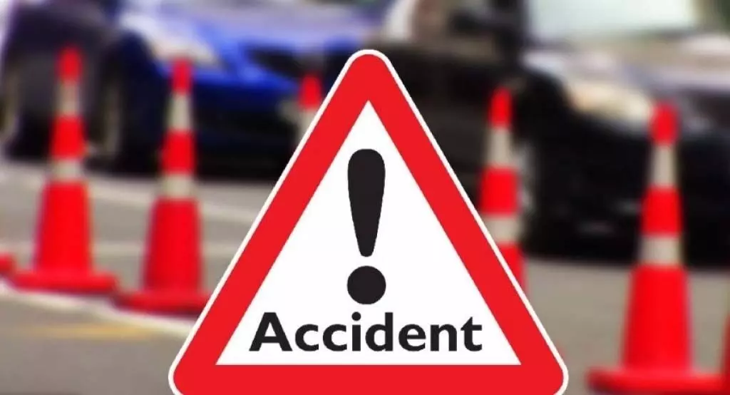 Accident: तेज रफ्तार कार बिजली निगम की खड़ी गाड़ी से टकराई, 1 की मौत