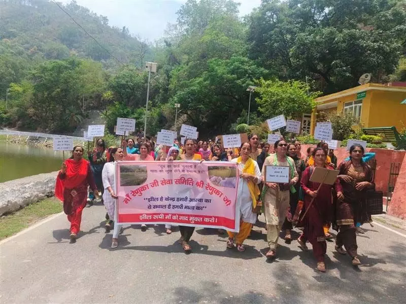 Nahan: रेणुका से खरपतवार हटाने को लेकर विवाद