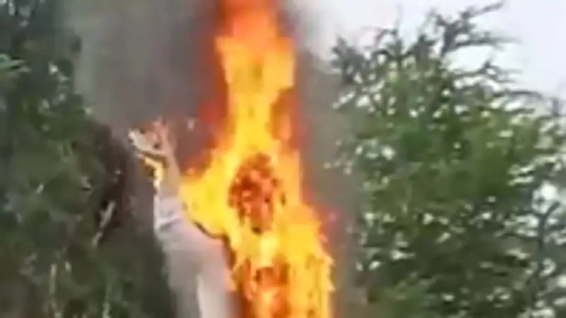 Bapatla में अज्ञात बदमाशों ने YS राजशेखर रेड्डी की प्रतिमा को किया आग के हवाले