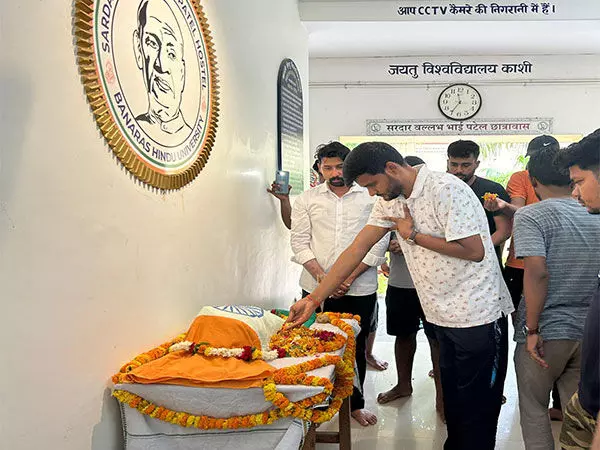 Varanasi के बनारस हिंदू विश्वविद्यालय में राष्ट्रीय सम्मान के साथ मोर का अंतिम संस्कार किया गया