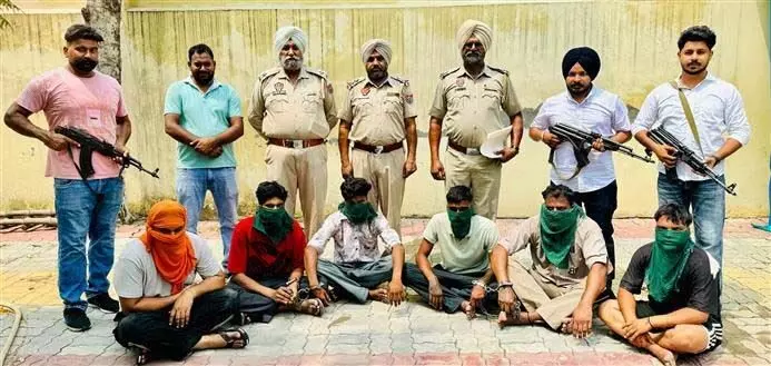 Amritsar पुलिस ने 1 किलो हेरोइन और 5 लाख रुपये के साथ 6 ड्रग तस्करों को गिरफ्तार किया