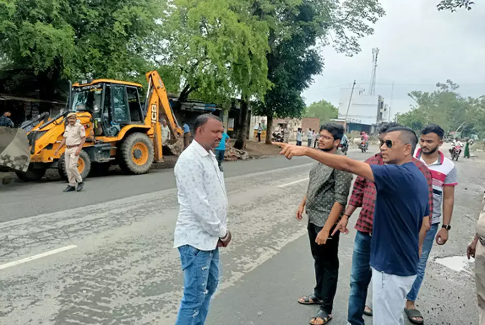 Banswara : अतिक्रमण के विरुद्ध संभागीय आयुक्त डॉ.नीरज के पवन एक्शन मोड में रविवार को बड़गांव