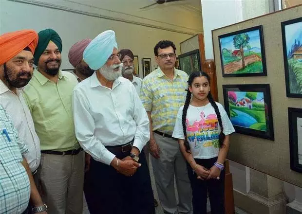 Punjab News: ललित कला अकादमी ने अमृतसर में बाल कलाकारों की प्रदर्शनी आयोजित की