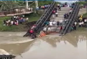 Manipur News: मणिपुर में पुल ढहने से ट्रक नदी में गिरा