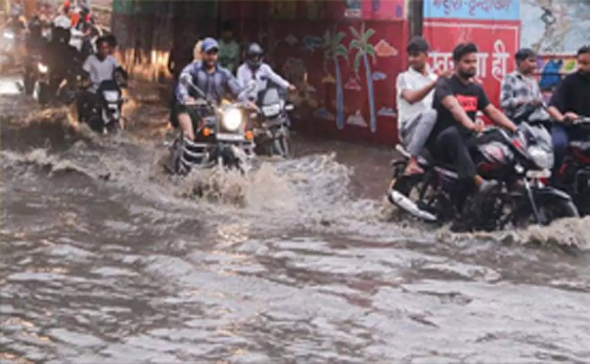 UP News: भारी बारिश के बीच मथुरा में पानी की टंकी गिरी, 2 की मौत, 12 घायल