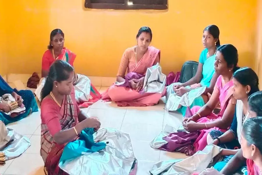 Kerala: कुपोषण से लड़ने के लिए छाते बनाना: पीएम मोदी ने केरल की आदिवासी महिलाओं की प्रशंसा की