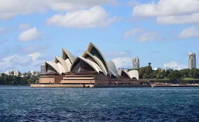 World News: ऑस्ट्रेलिया ने  विदेशी छात्र वीज़ा शुल्क दोगुना कर दिया