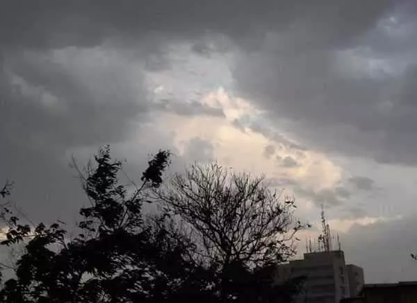 Jharkhand Weather Update: आसमान में काले बादल छाए रहेंगे, इन इलाकों में भारी बारिश का अलर्ट