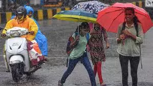 Monsoon: दिल्ली में उमस ने किया बेहाल, पहाड़ से मैदान तक भारी वर्षा के असार