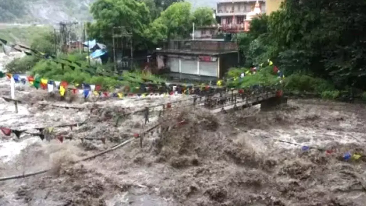 Shimla: भारी बारिश का अलर्ट जारी, भूस्खलन से मकान को खतरा